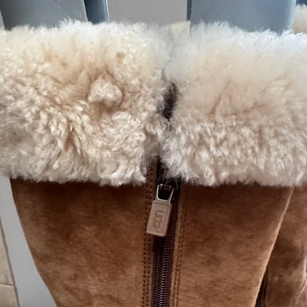 UGG Chestnut Boots with Soft Cream Lining - Picture 3 of 4
